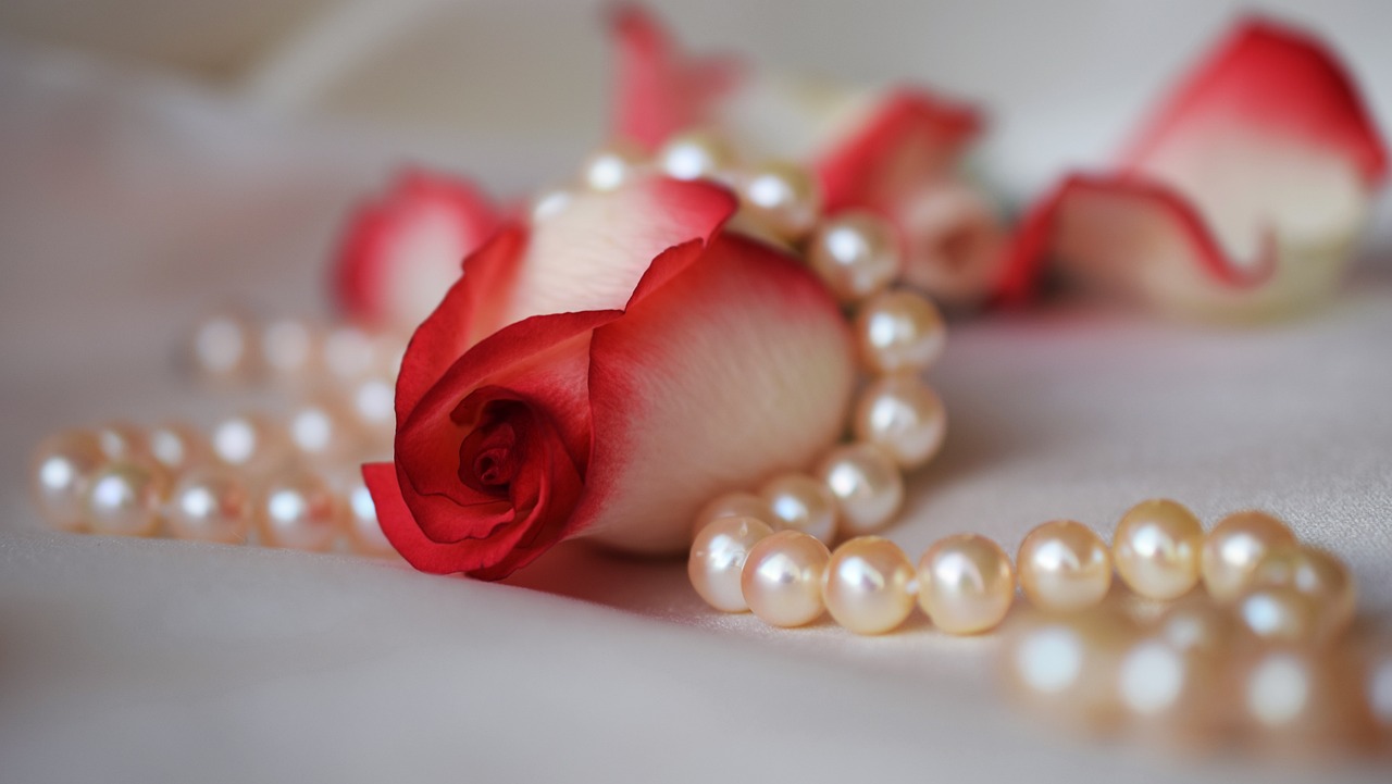 What Makes Celebrity Red Carpet Jewelry So Iconic?
